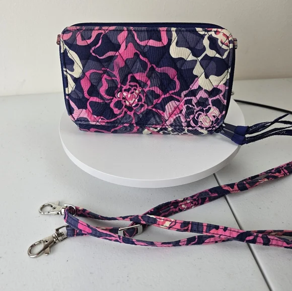 Vera Bradley Wallet Floral Pink & Blue Pre-Owned - Picture 1 of 11